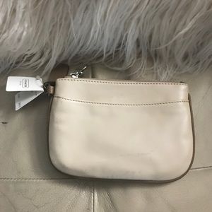🌸Coach cream leather wristlet